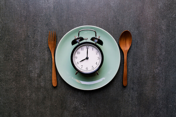 intermittent fasting diet, clock on plate